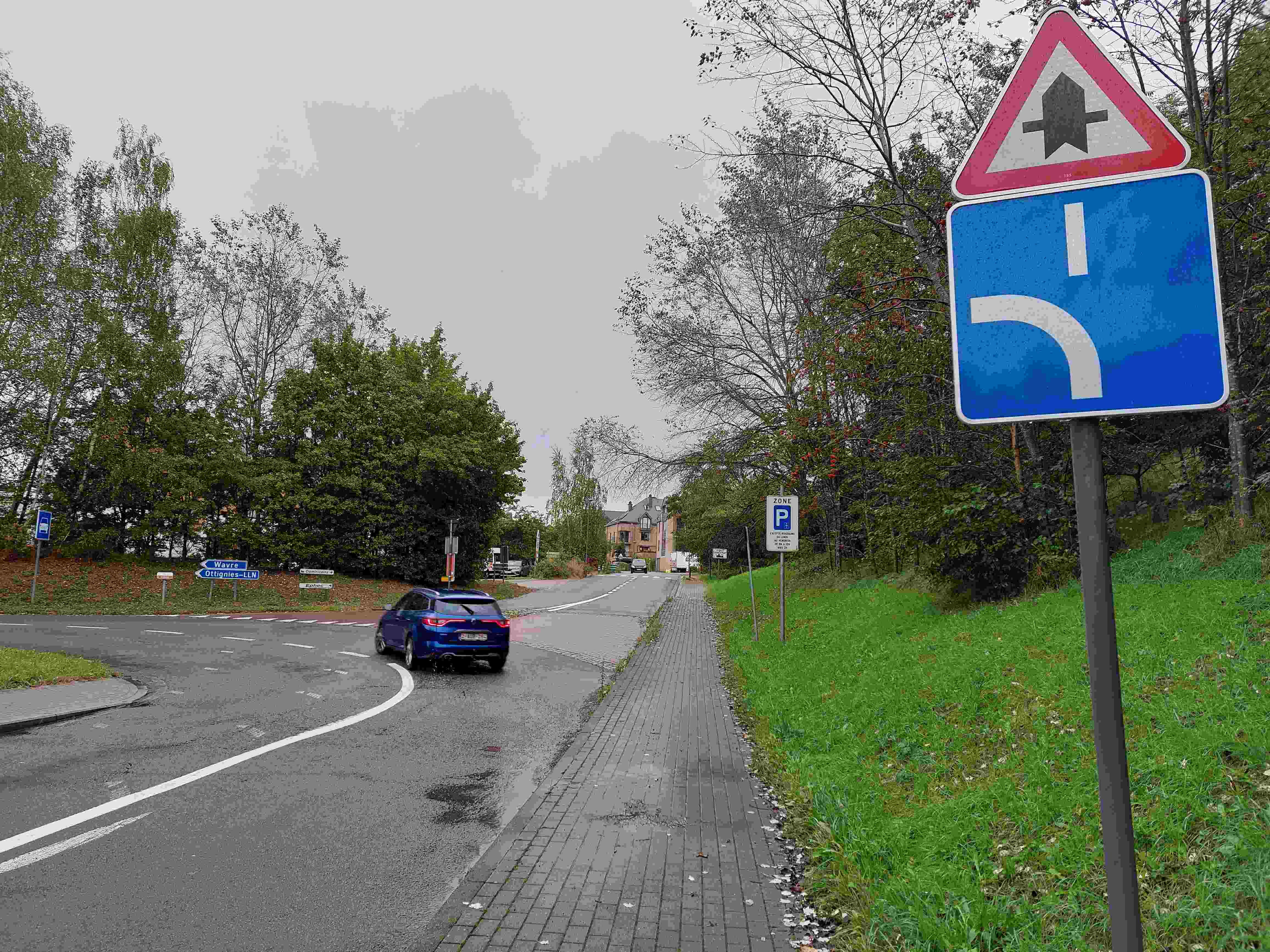 Route avec panneau de priorité et schéma